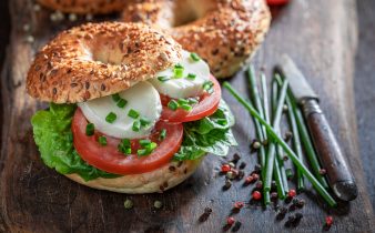 Bagel fait maison pour un petit-déjeuner sain et frais