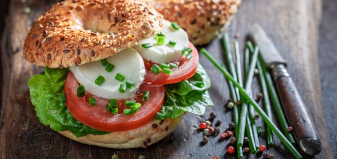 Bagel fait maison pour un petit-déjeuner sain et frais