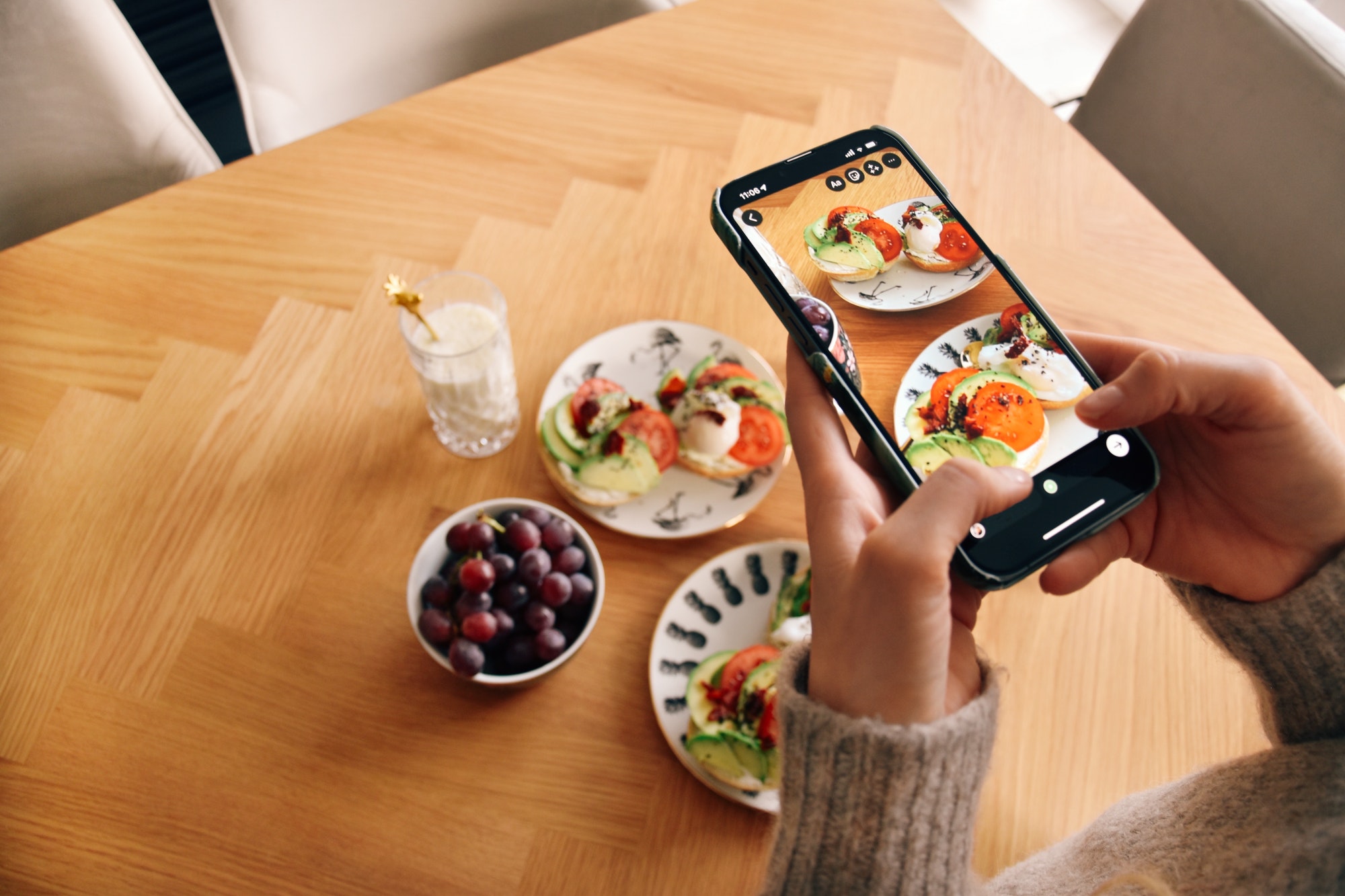 instagrameuse qui prend une photo de nourriture