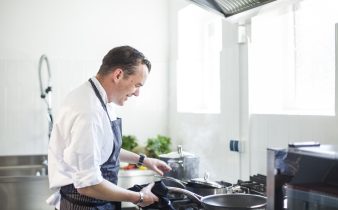 Cuisinier préparant la nourriture dans la cuisine