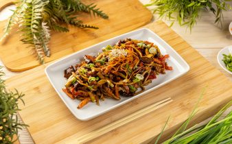 Porc sauté avec nouilles et légumes.