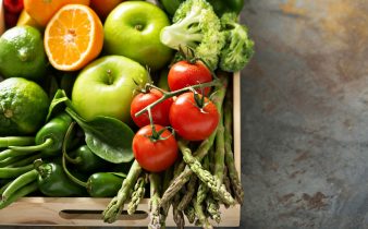 Légumes et fruits frais et colorés dans une caisse en bois