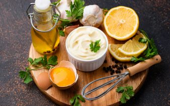 Sauce mayonnaise maison avec ingrédient pour la cuisine