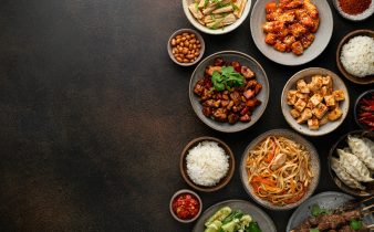 cuisine chinoise, plats de cuisine traditionnelle chinoise sur fond sombre, vue de dessus, espace de copie