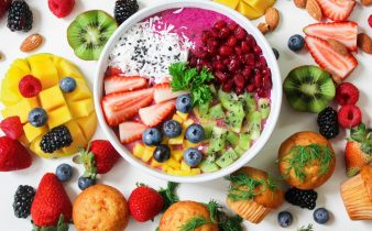 Assortiment de fruits tranchés dans un bol en céramique blanche