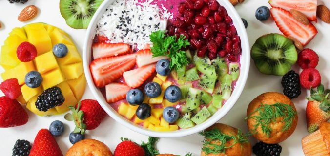 Assortiment de fruits tranchés dans un bol en céramique blanche