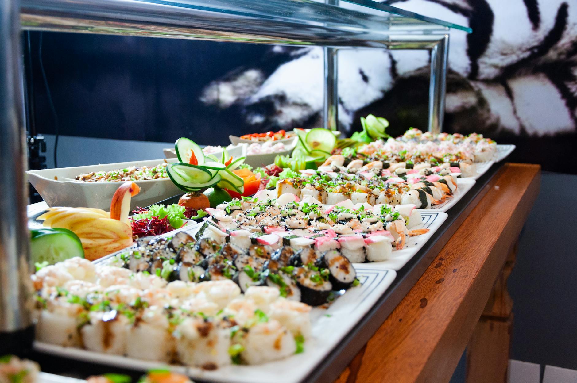 Sushi Sur Plaques Blanches Sur Table En Bois Marron
