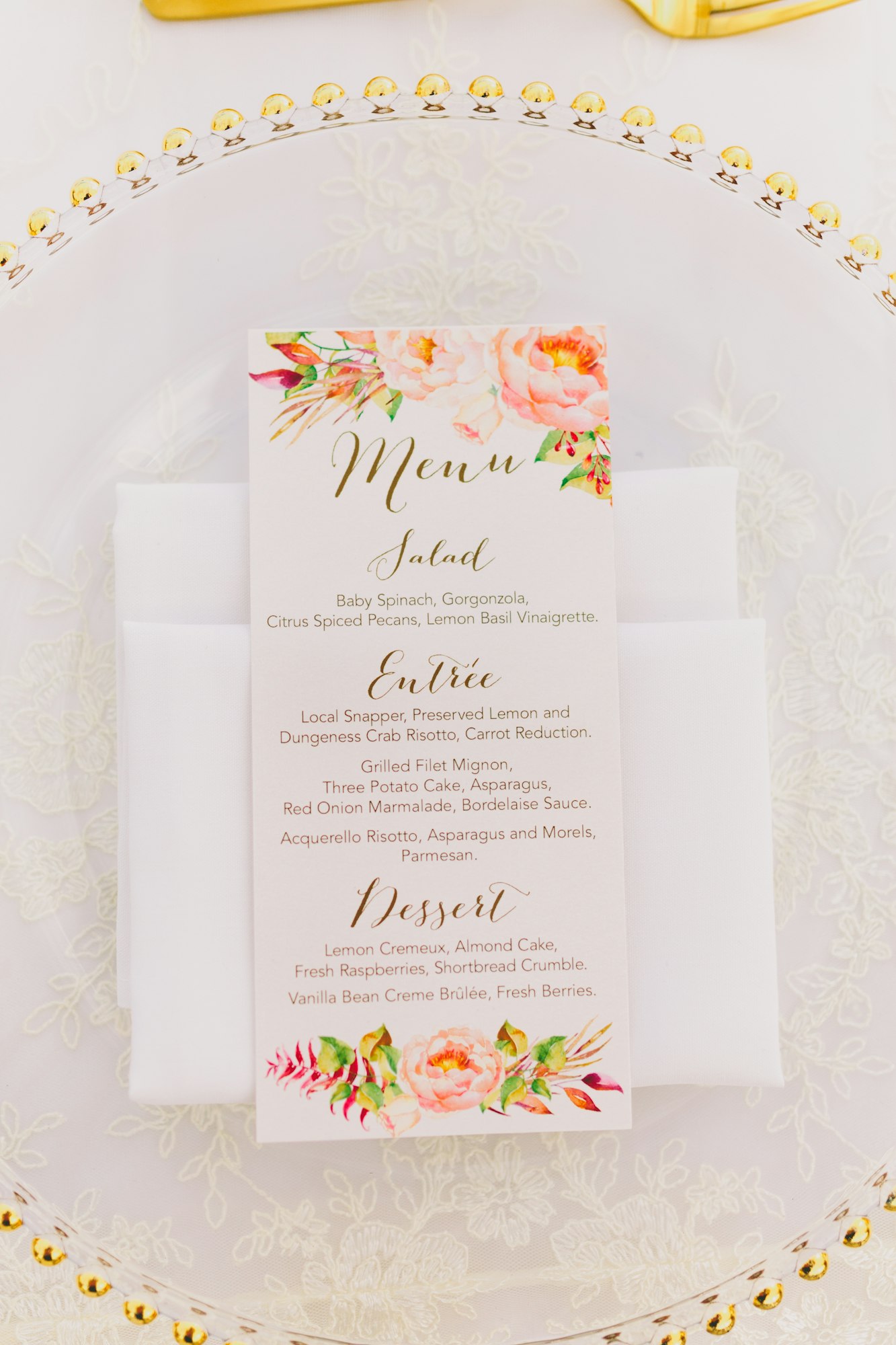 Un magnifique menu de mariage avec calligraphie.