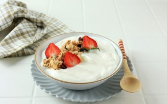 Yaourt grec avec garniture aux fraises et granola