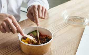 Un homme d'affaires en chemise blanche savoure un déjeuner nutritif tout en se concentrant sur son travail de projet.