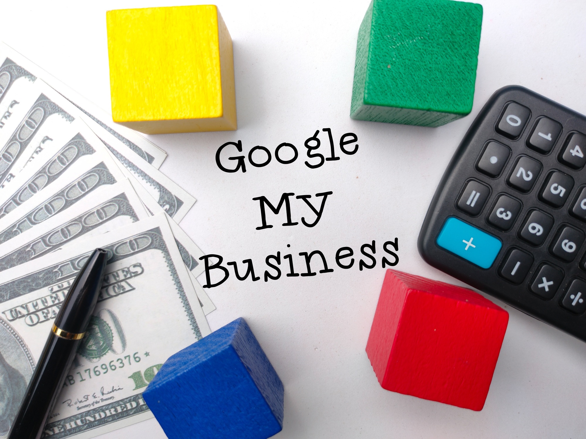 Perak, Malaisie, 24 novembre 2022: Top View the Word Google My Business sur fond blanc.