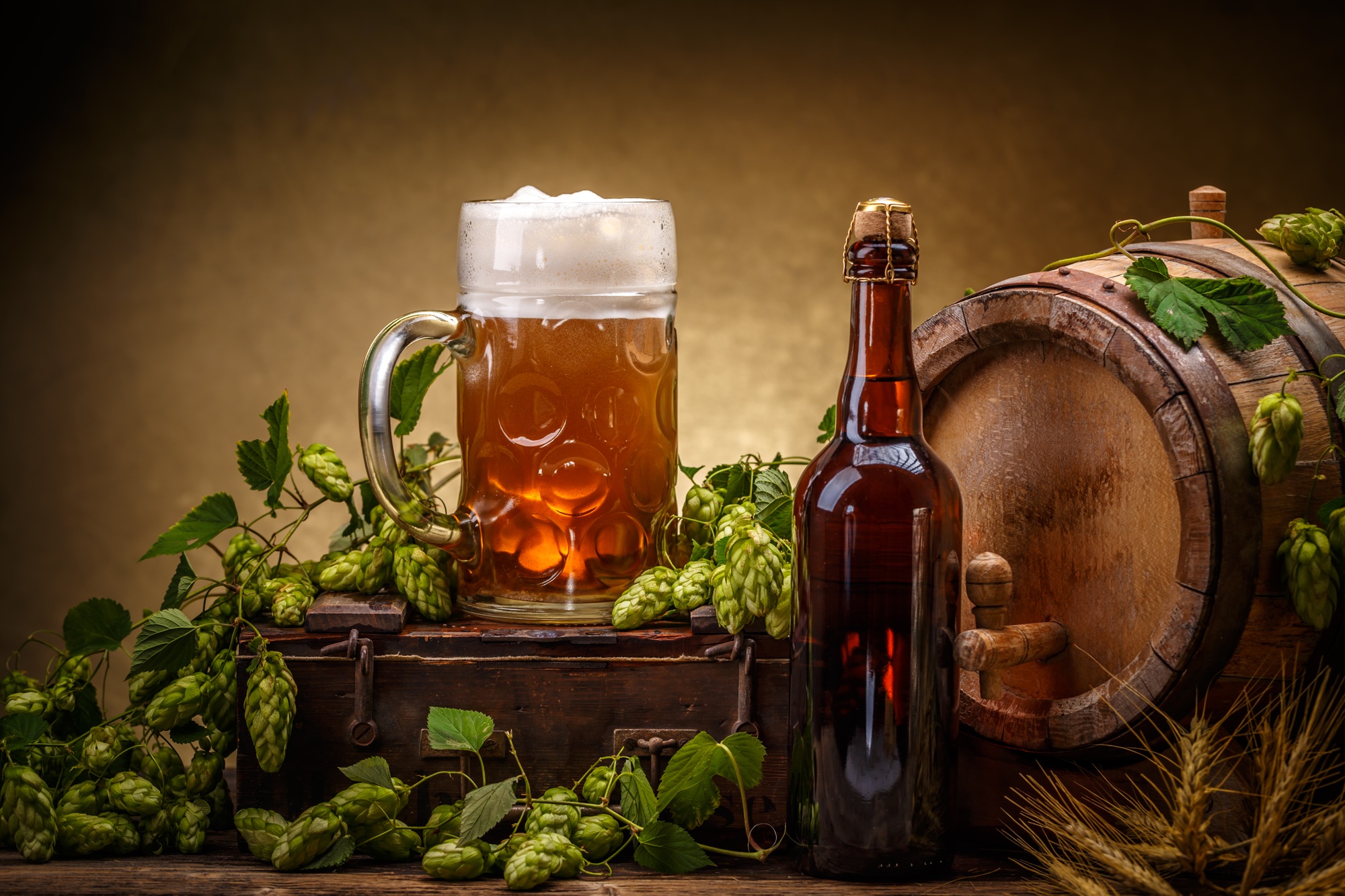 Nature morte avec un fût de bière, décorée de houblon