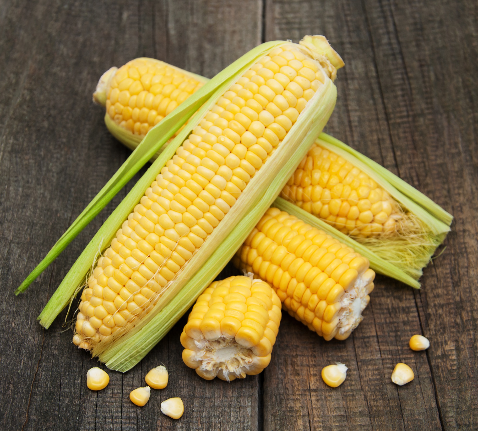 Corn frais sur le COB sur la table en bois