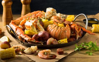 Fruits de mer cajun maison avec crabe de homard et crevettes