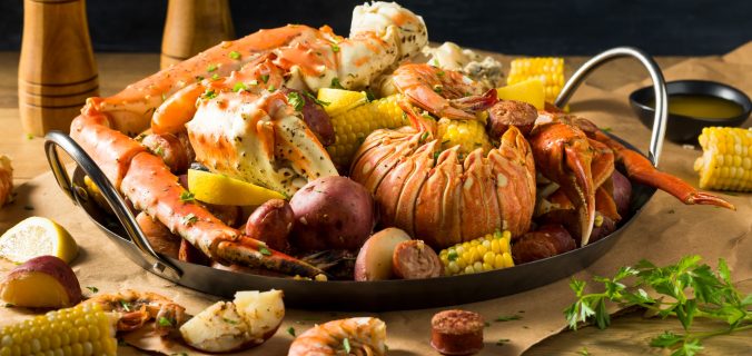 Fruits de mer cajun maison avec crabe de homard et crevettes