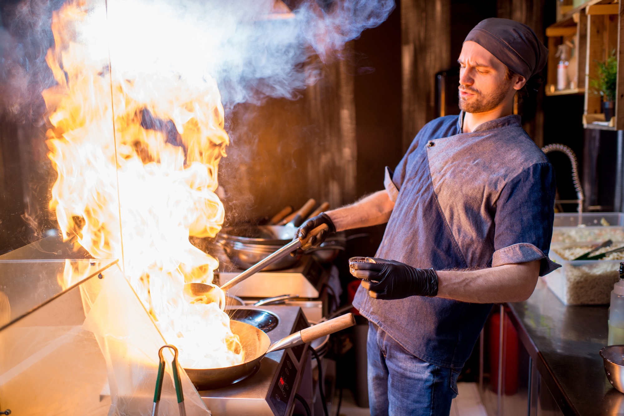 Cook Cook Cook Cook Cook sur la casserole avec Flambe sur la cuisine du restaurant asiatique