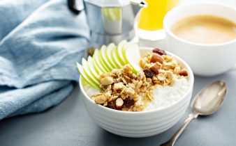 Fromage cottage avec granola et pomme en tranches