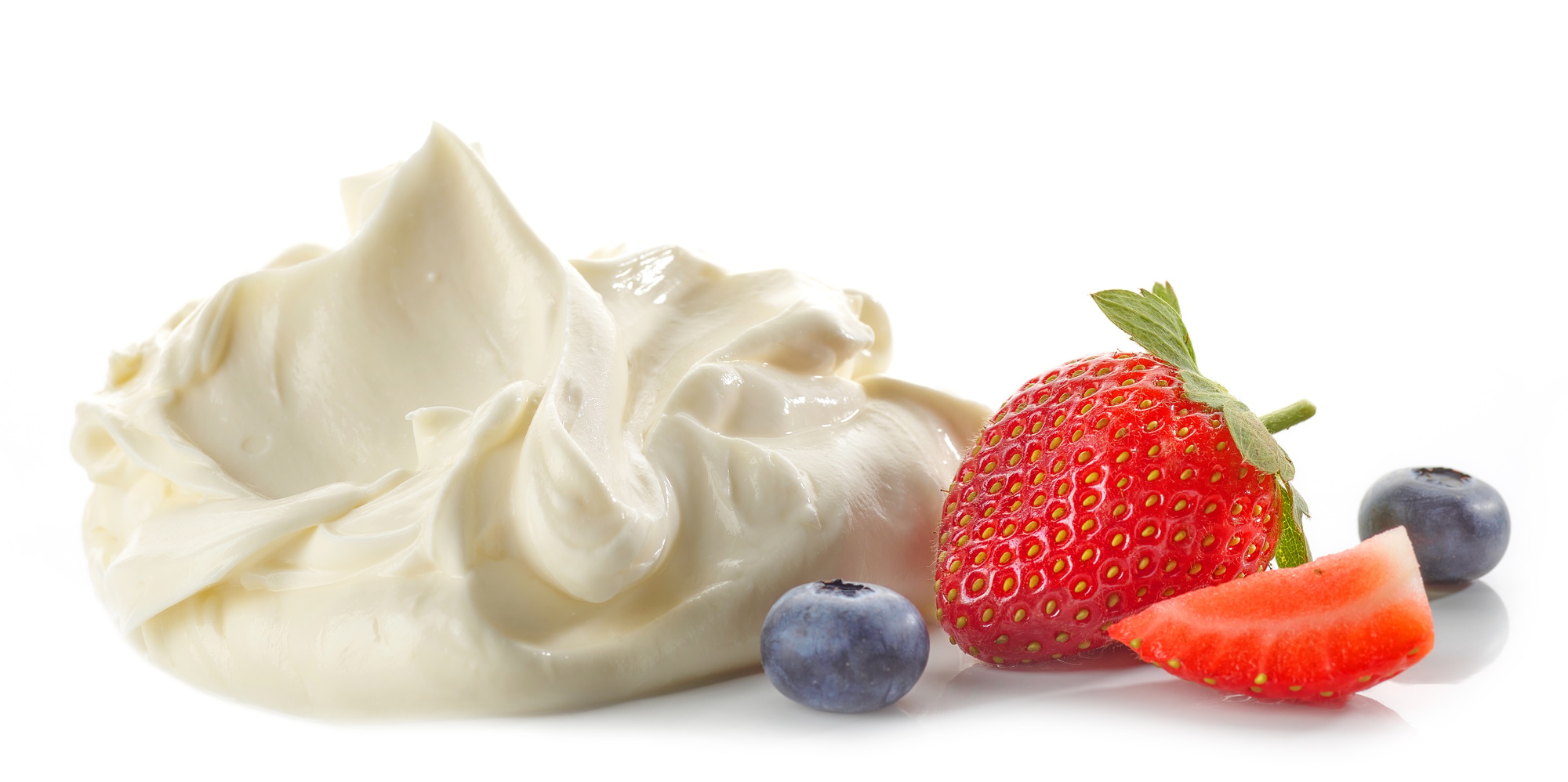 fromage à crème à mascarpone fouetté et baies fraîches isolées sur fond blanc