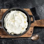 Fromage à la crème mascarpone dans une poêle pour le tiramisu.