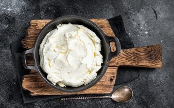 Fromage à la crème mascarpone dans une poêle pour le tiramisu.