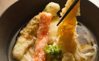 Udon ramen nouilles avec des crevettes tempura.
