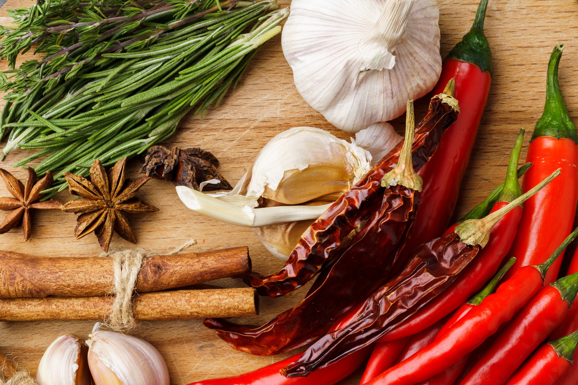 Composition de laïque plate avec piment et épices, gros