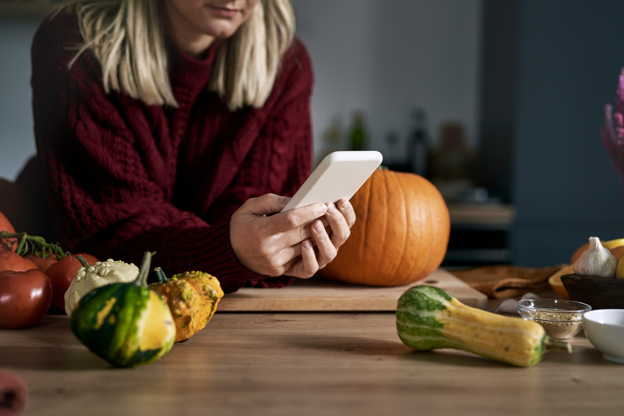 Gros plan de femme à la recherche d'une recette de soupe de citrouille