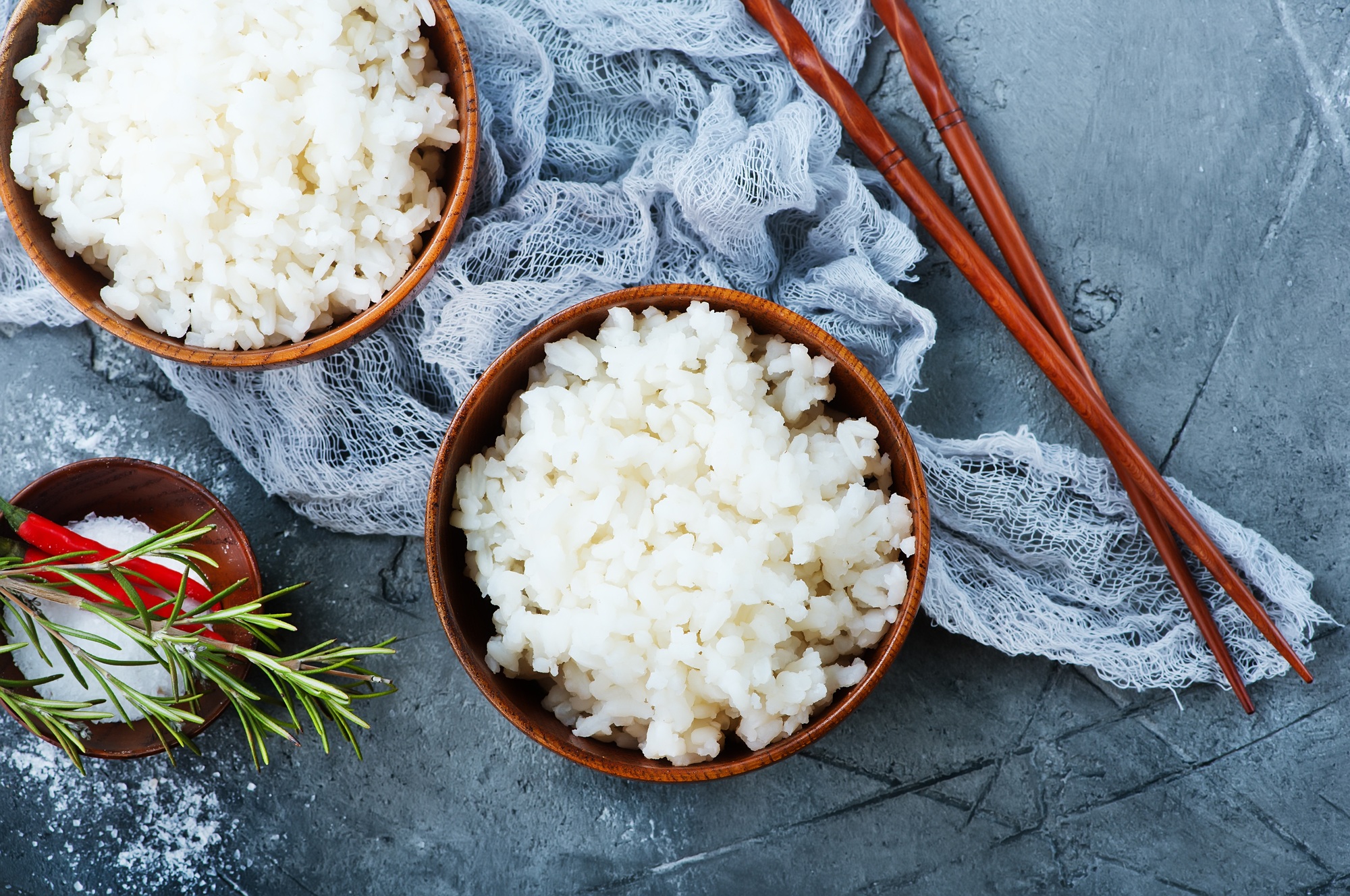 riz bouilli dans un bol et sur une table