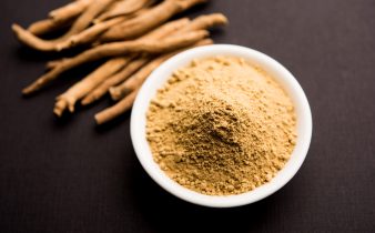 Ashwagandha / aswaganda ou ginseng indien est un médicament de l'Ayurveda en tige et en poudre
