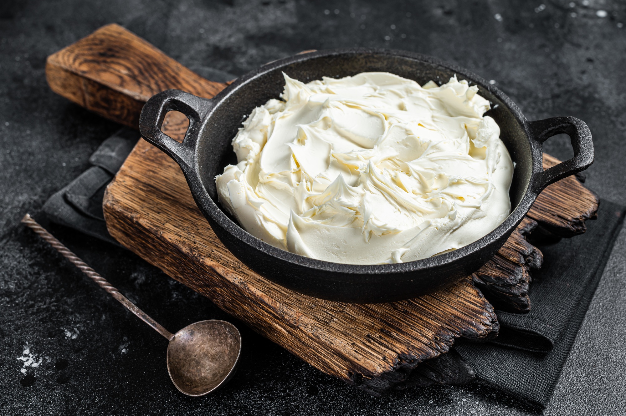 Fromage à la crème mascarpone dans une poêle pour le tiramisu.