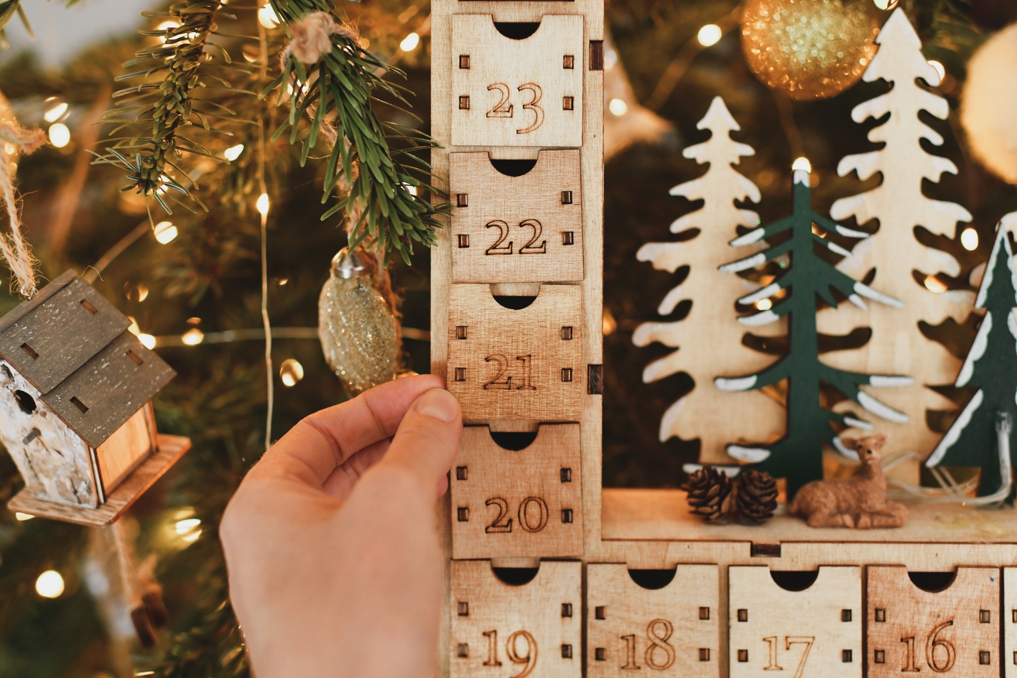 Calendrier de l'avent en bois ouvre la main