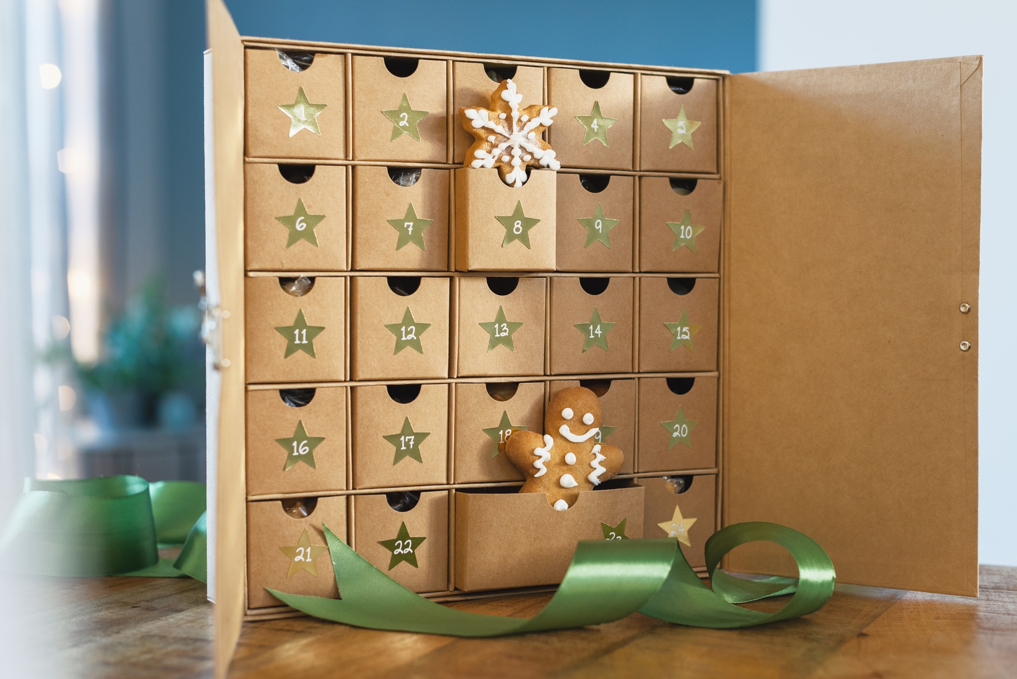 Le calendrier de l'Avent de Noël de Gingerbread and Sweets dans une boîte d'artisanat est sur la table.