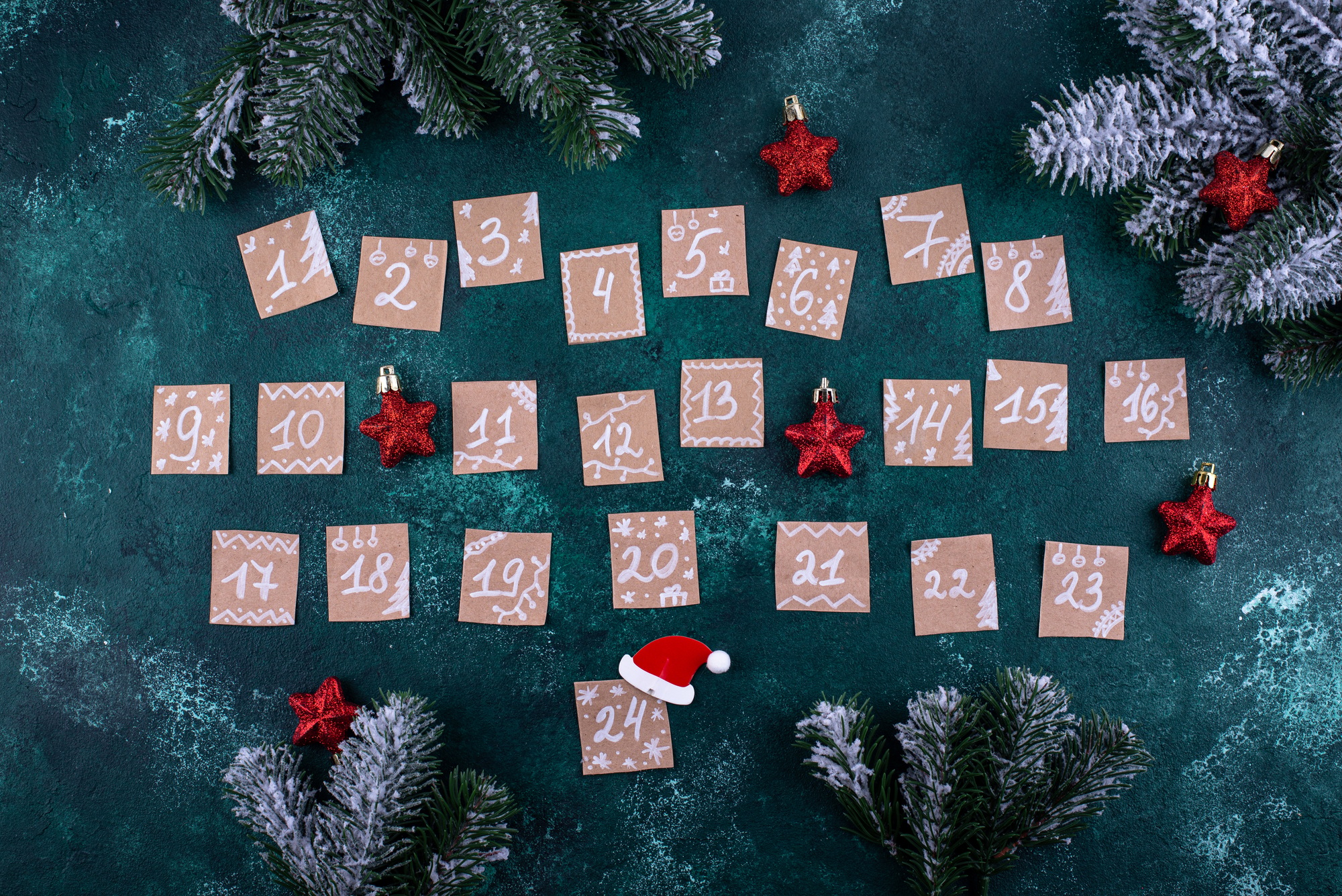 Calendrier de l'Avent fabriqué à partir de papier artisanal.
