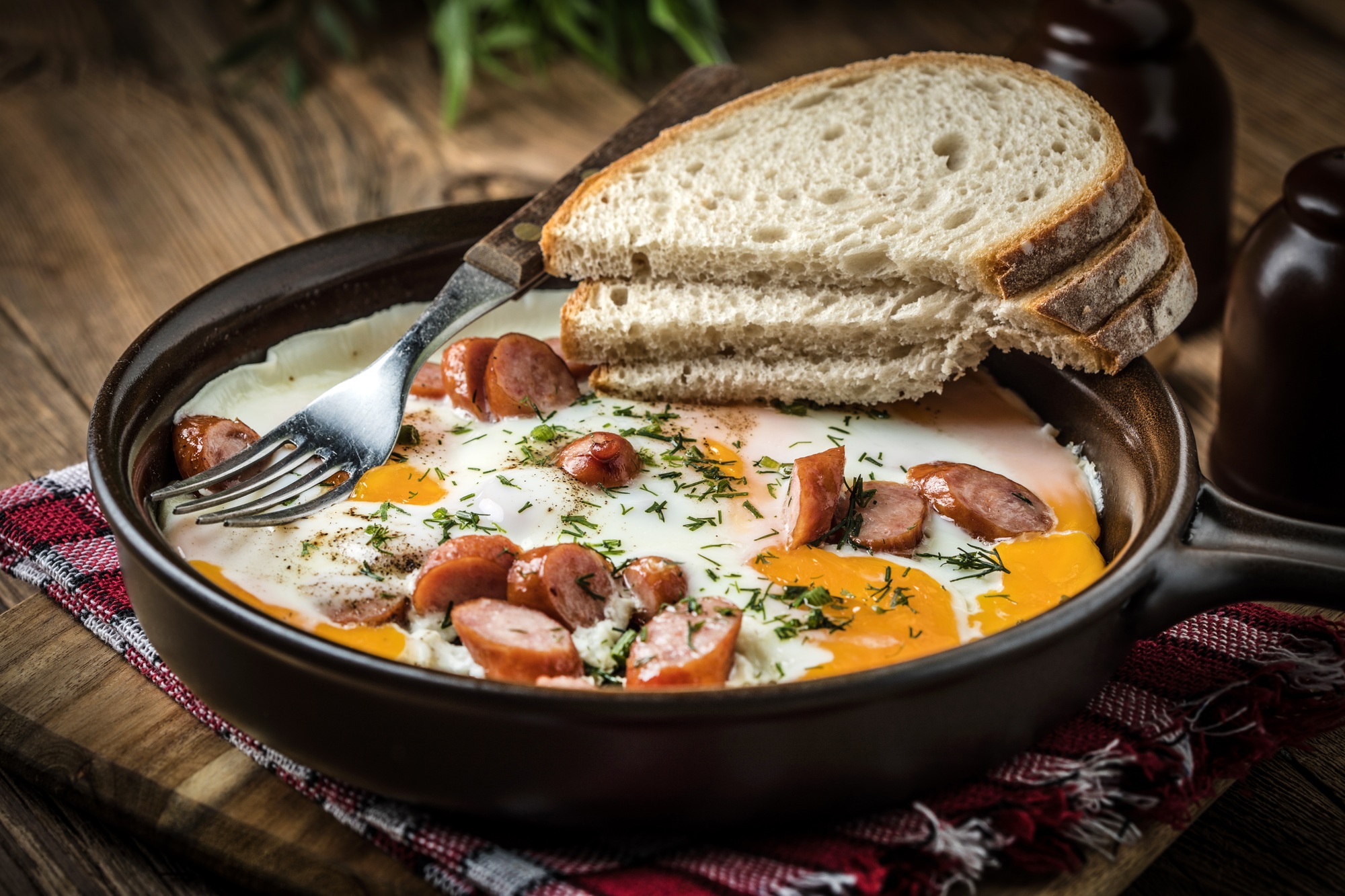 Oeuf cuit savoureux avec des saucisses hachées dans la poêle.