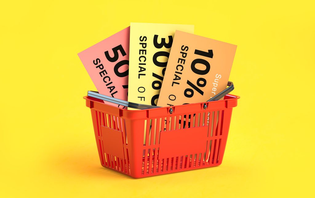 Panier de shopping avec des dépliants et des bons sur fond jaune. Affiche de promotion des ventes.