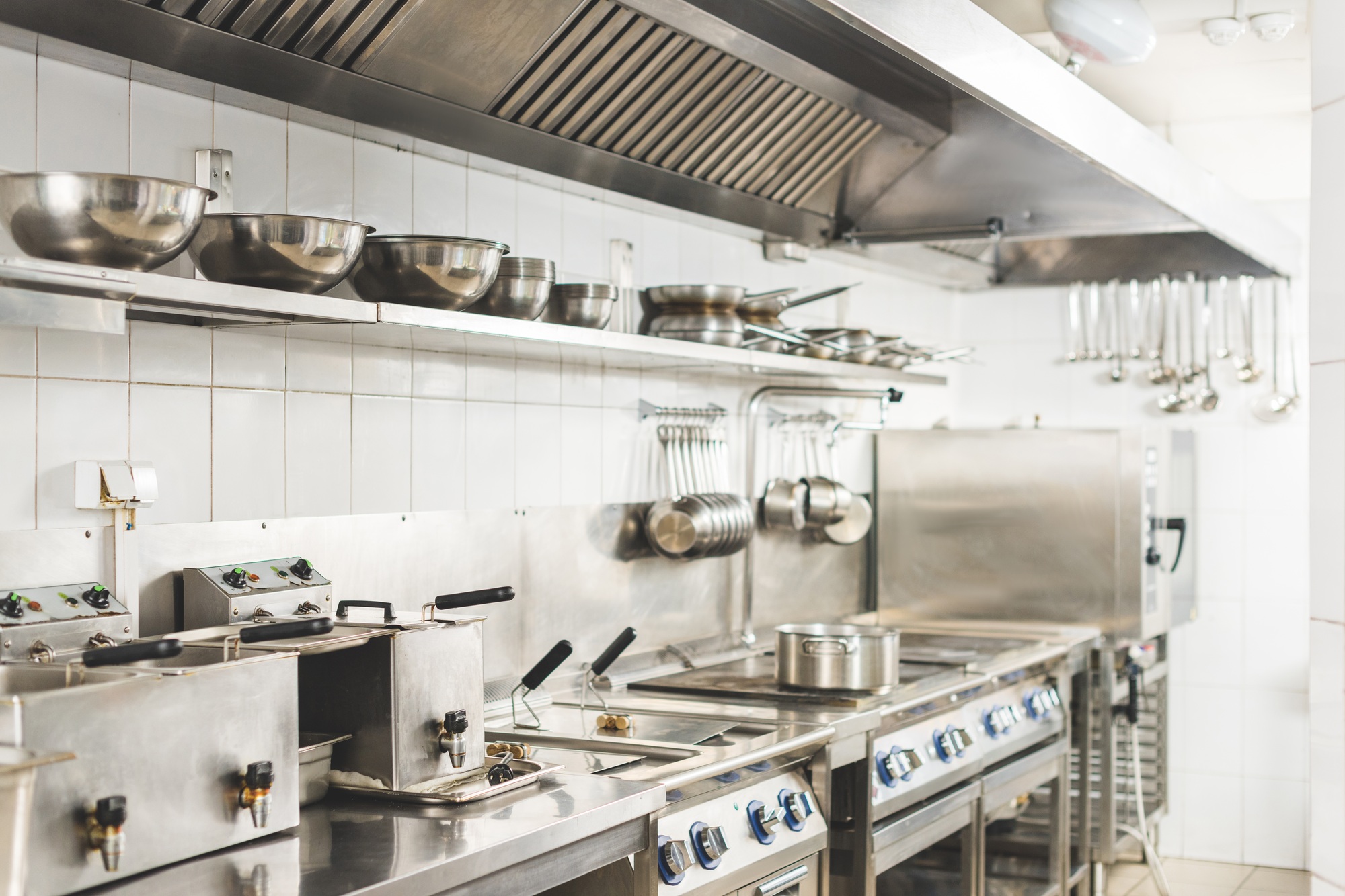 Intérieur de cuisine de restauration propre moderne