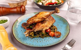 De délicieux jambes de canard cuites juteuses servies avec des légumes rôtis servis sur la table du restaurant