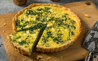 Quiche épinards feta maison avec œufs et oignon