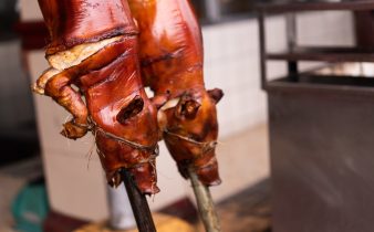 Une photo de focus sélective du lechon en cours de préparation - Suckling Pig - traditionnel à Manille, Philippines