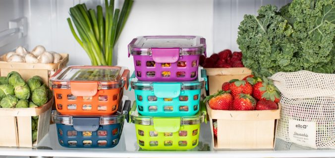 récipient en plastique vert et rose