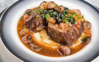 Succulentes côtes de bœuf braisées aux champignons et ciboulette sur purée de pommes de terre.