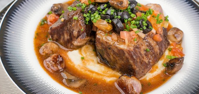 Succulentes côtes de bœuf braisées aux champignons et ciboulette sur purée de pommes de terre.