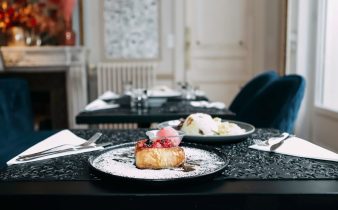 Un délicieux dessert aux baies et au sucre servi dans un intérieur élégant.