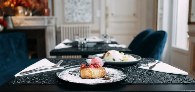 Un délicieux dessert aux baies et au sucre servi dans un intérieur élégant.